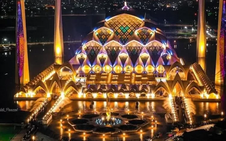 5 Destinasi Wisata Masjid Terindah Di Indonesia