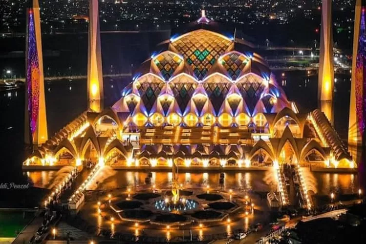 5 Destinasi Wisata Masjid Terindah Di Indonesia